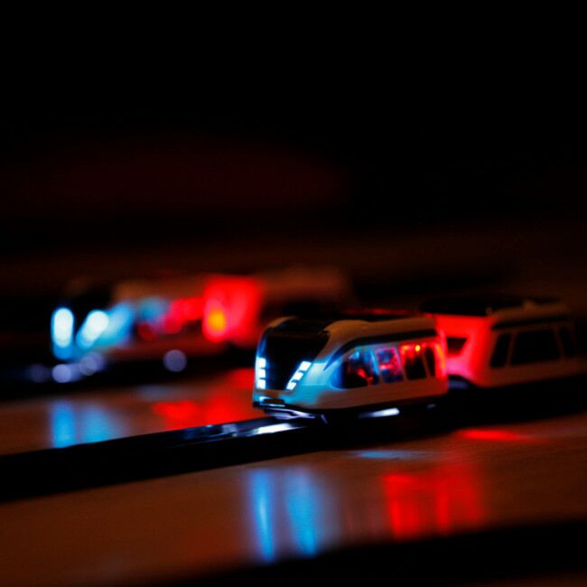 Intelino Smart Train J-1 Starter Set – Screen-Free & App-Connected STEM Coding Toy